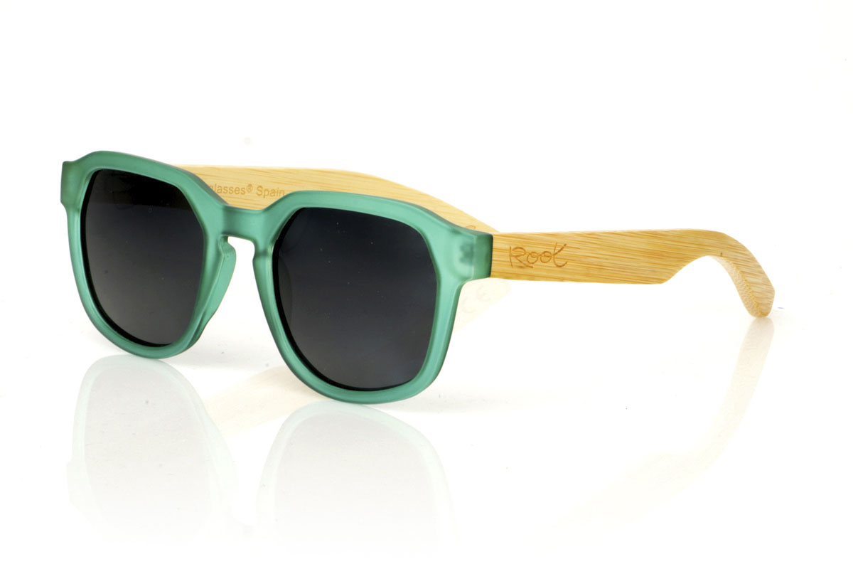 Wood eyewear of Maple MOON GREEN. MOON GREEN sunglasses are the freshness you are looking for to complete your look. With a hexagonal frame in an eye-catching matte transparent green, these glasses are the definition of unique style. The temples, made of maple wood, add that natural and subtle touch, making each pair something special. The combination is not only visually attractive, but also comfortable and practical for everyday use. Whether for a walk through the city or a getaway to nature, the MOON GREEN accompanies you with style and protection. Front measurement: 148x50mm. Caliber: 53. for Wholesale & Retail | Root Sunglasses® 